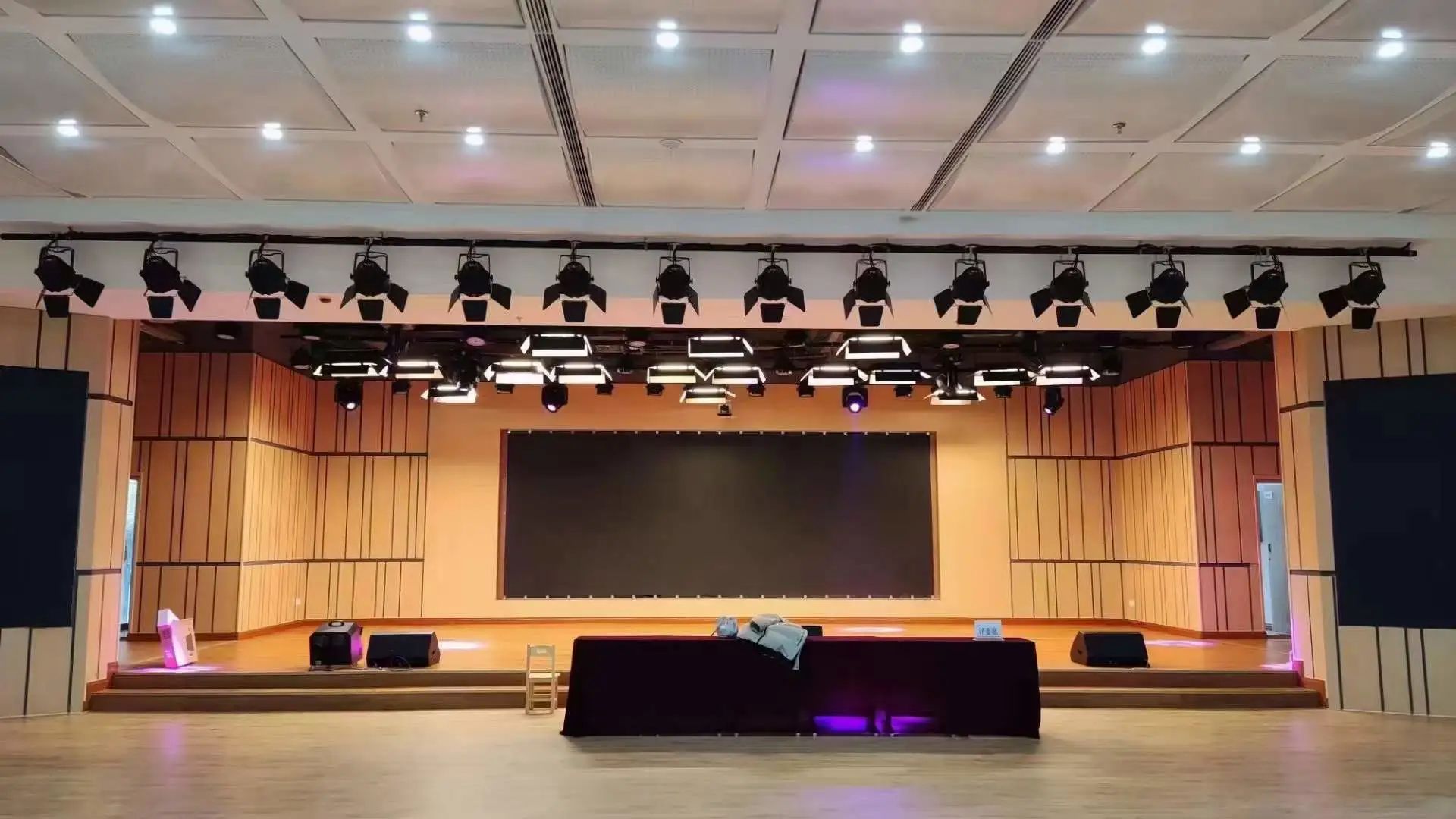 PG电子游戏专业灯光音响扩声系统工程产品效劳于某学校礼堂！